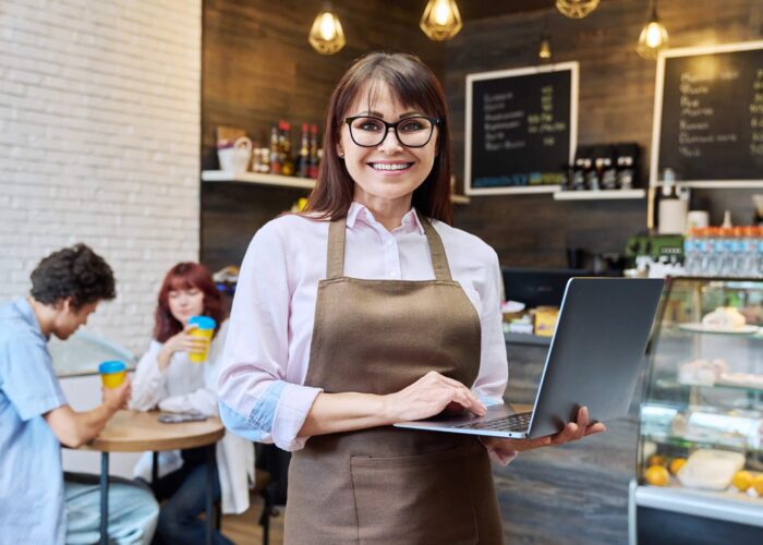 Właścicielka restauracji z laptopem