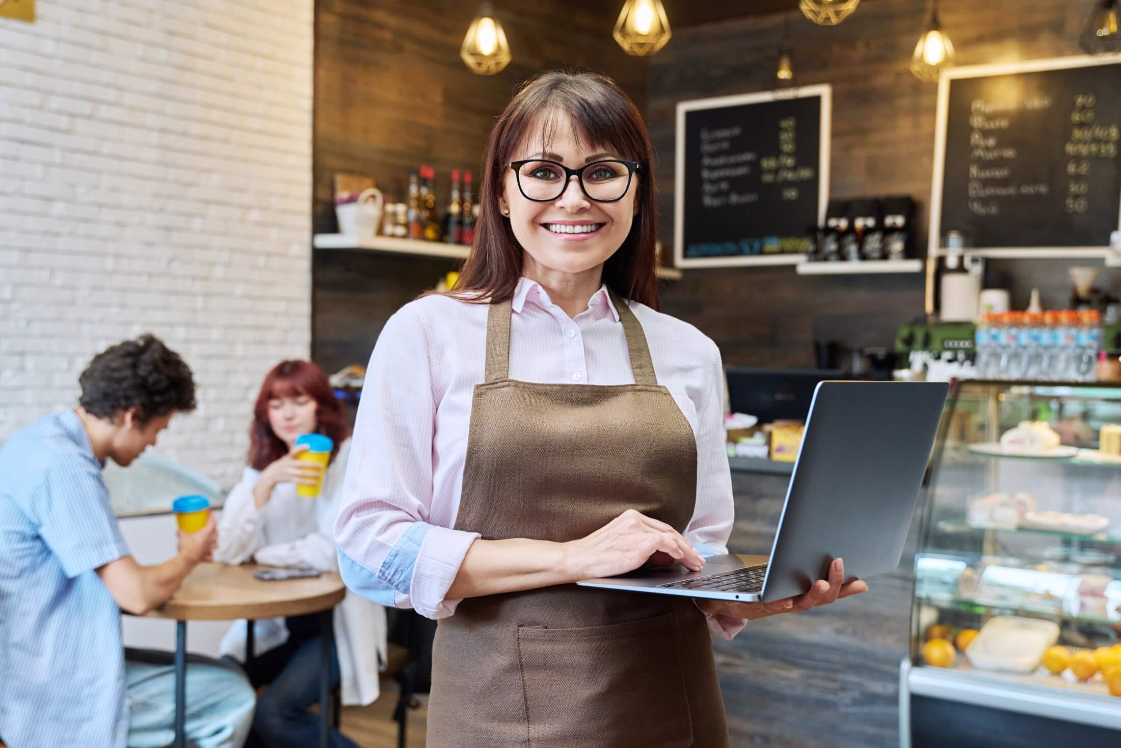 Właścicielka restauracji z laptopem